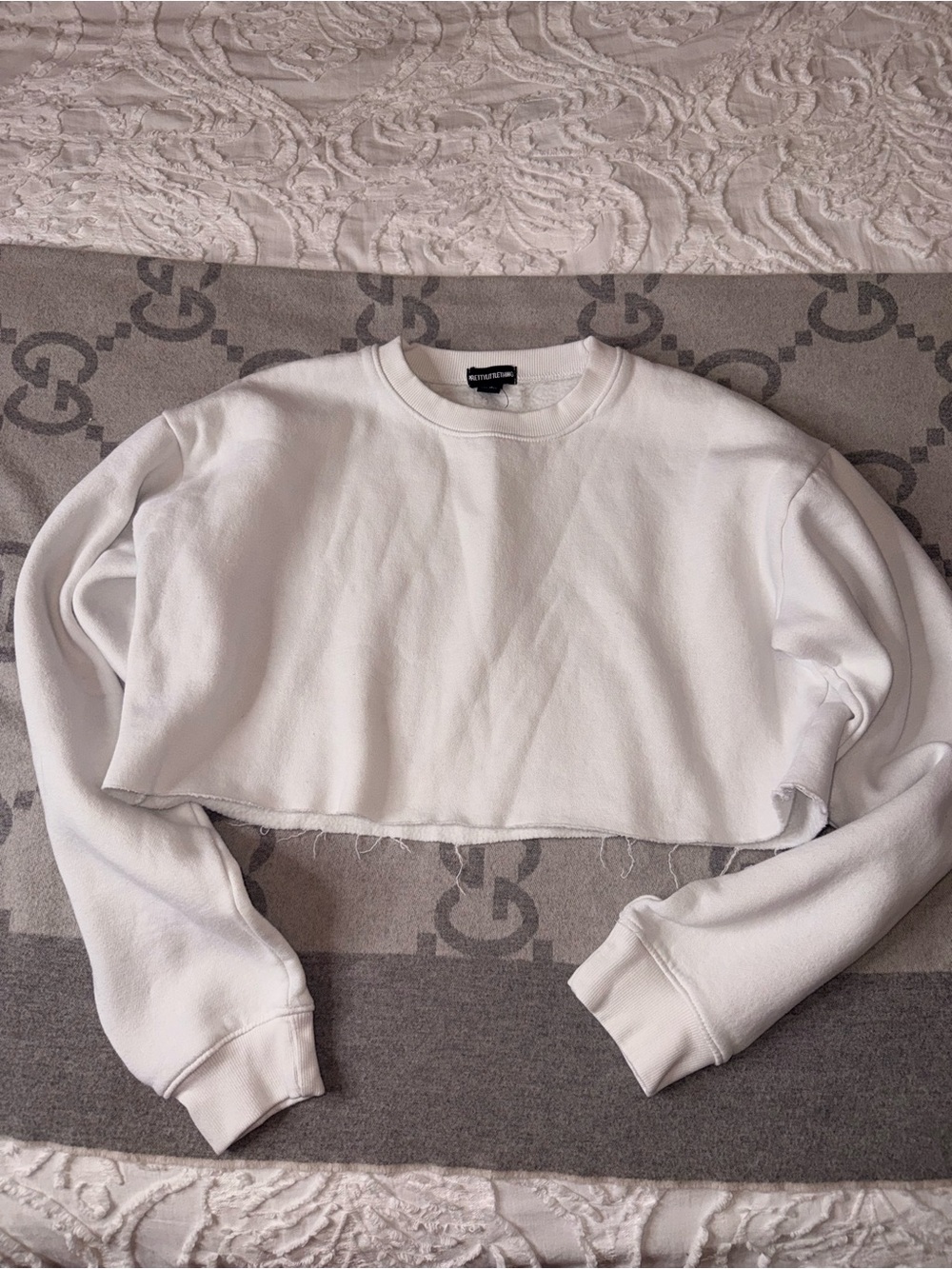 PrettyLittleThing White Cropped Raw-Hem Sweatshirt